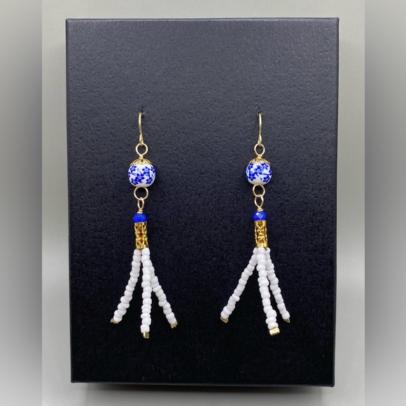 🌟2/$20🧿🌸Blue White Floral Beaded Tassel Earrings - Picture 1 of 4
